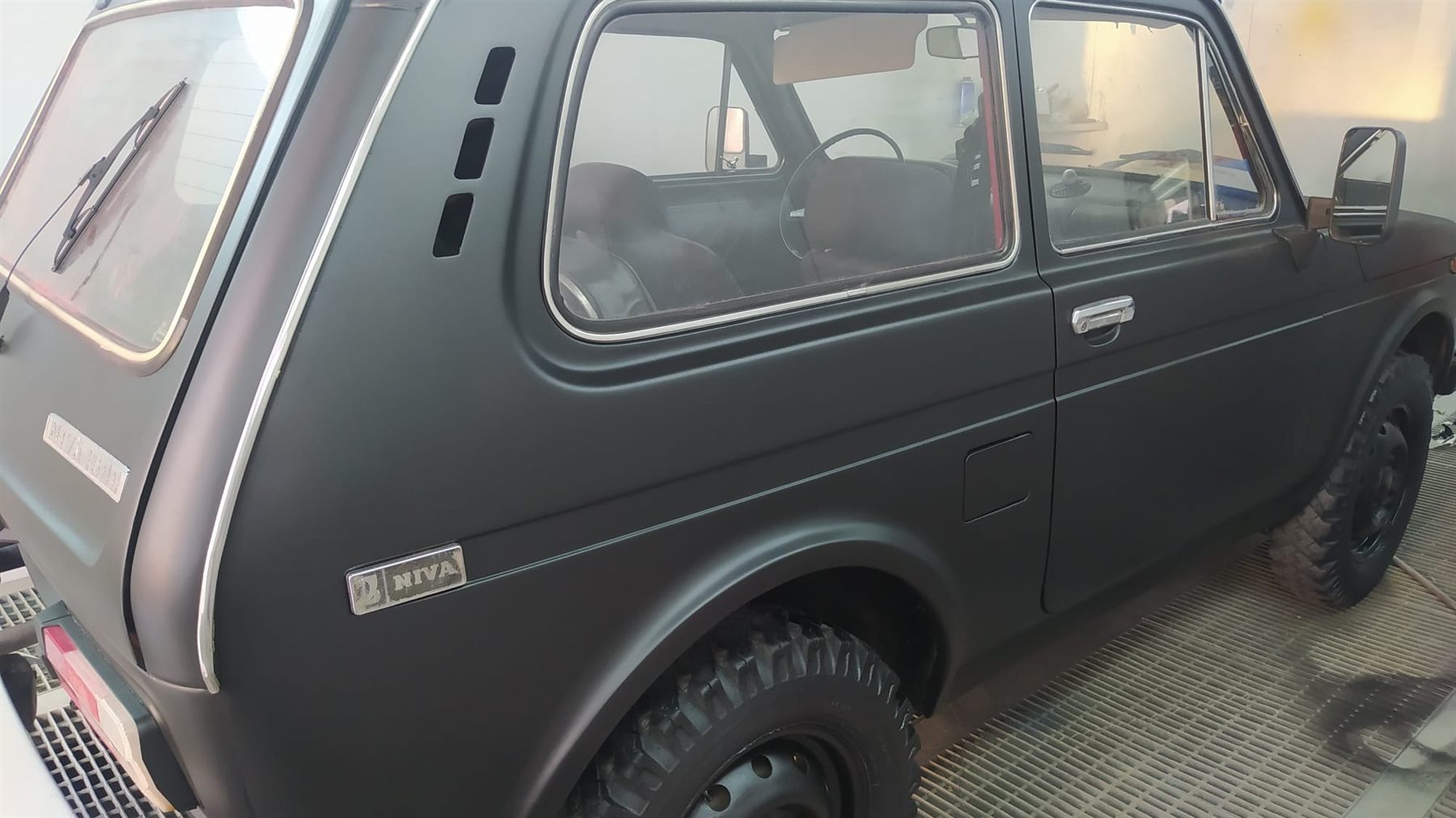 Mat siyah Lada Niva yan görünüm