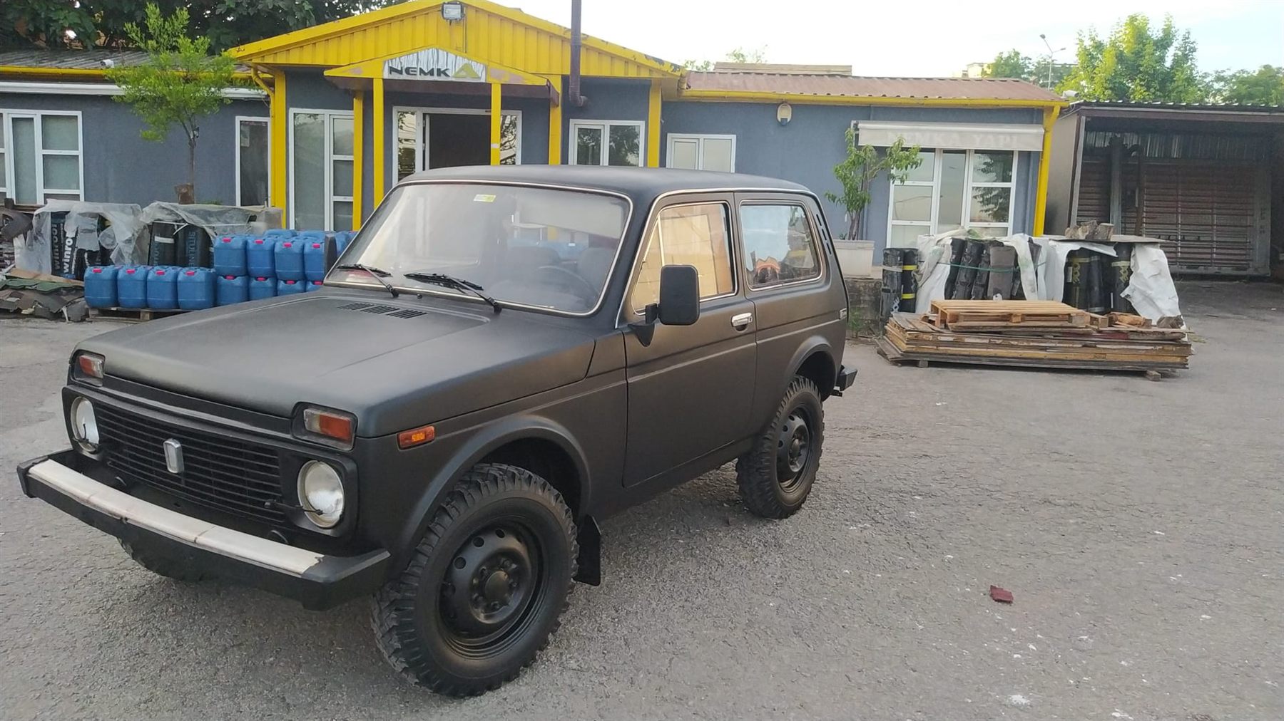 Boyası tamamlanmış Lada Niva, teslim öncesi