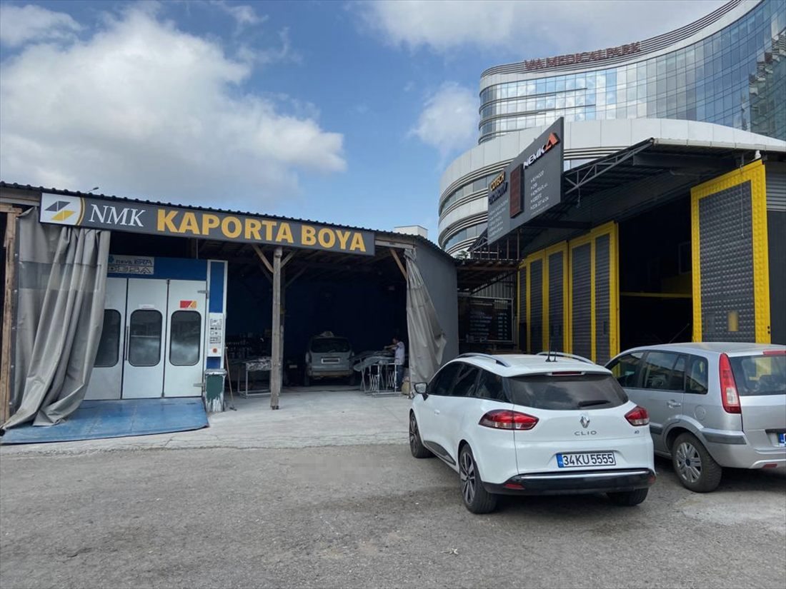 NMK Kaporta Boya tabelası ve atölye girişi